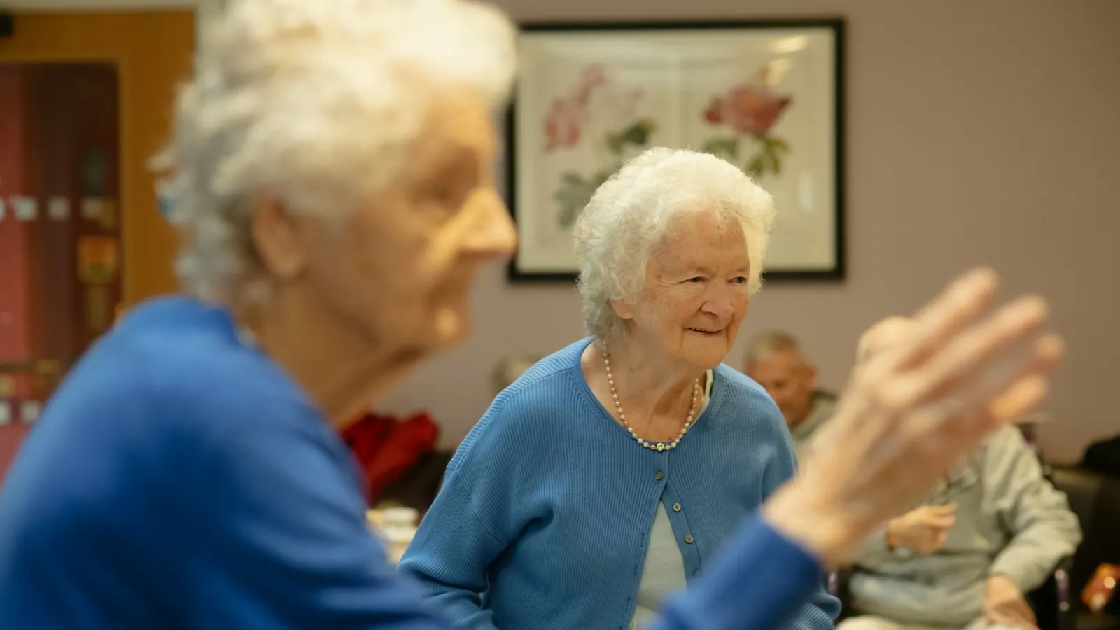 Oudere vrouwen doen samen een lichte beweegactiviteit