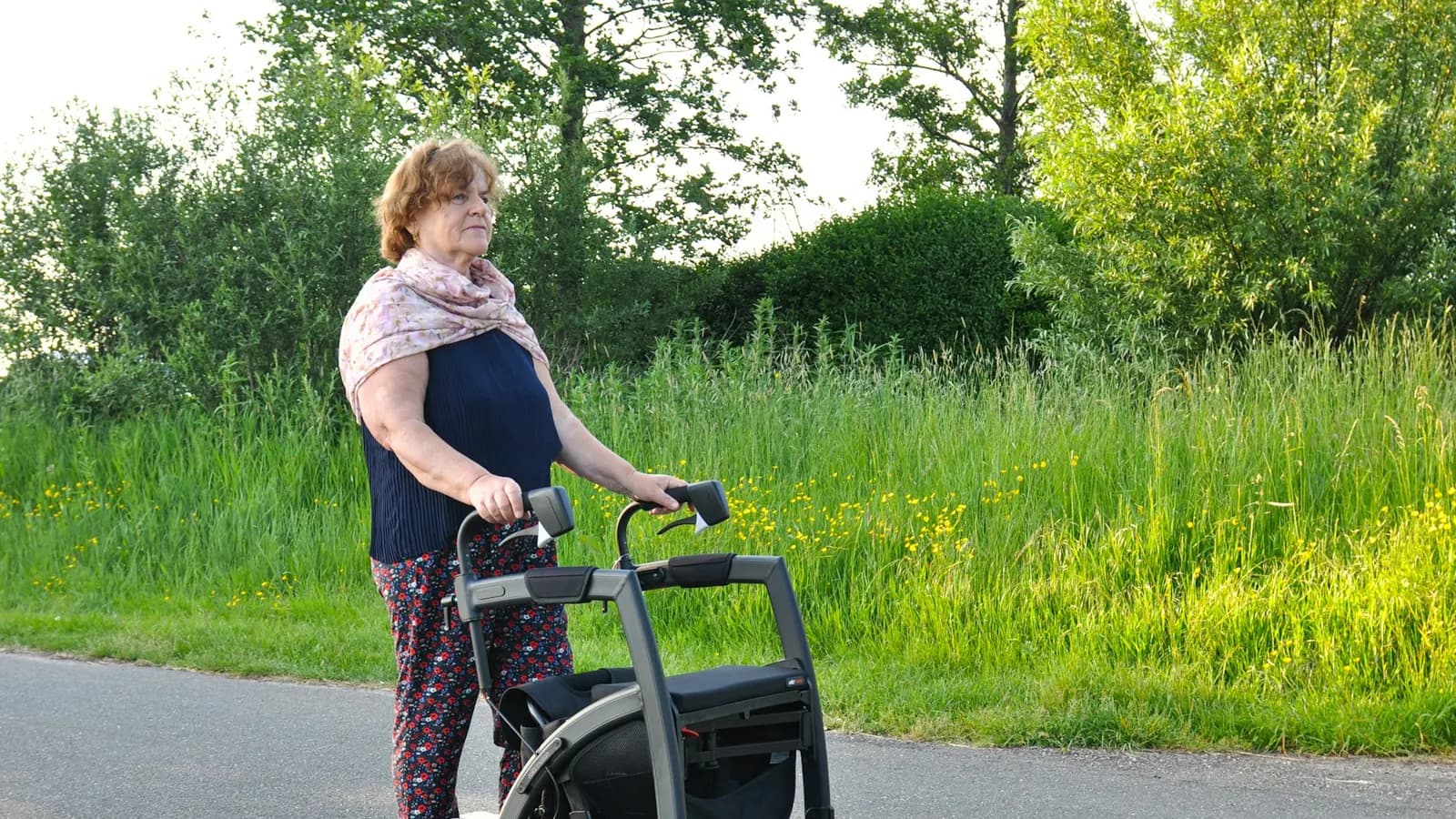 Vrouw gebruikt buiten een rollator tijdens het wandelen