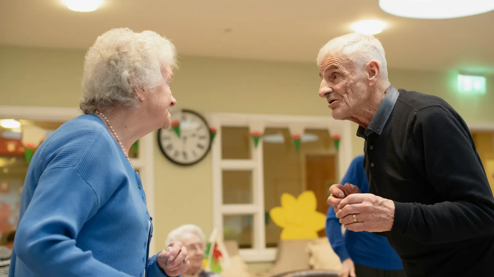 Ouder paar praat samen in een woonruimte
